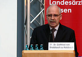 Foto von der Begrüßung durch Dr. med. Gottfried von Knoblauch zu Hatzbach, Präsident der LÄKH