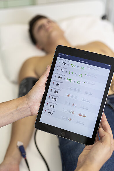 4_EKG_und_Blutdruckmessung_Michelle_Schoenbein_2.jpg
