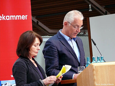 Foto von Ursula Ebell und Dr. med. Hansjörg Ebell (verantwortlich für Idee, Recherche und Konzept der Ausstellung) bei der Eröffnung der Ausstellung "Fegt alle hinweg"
