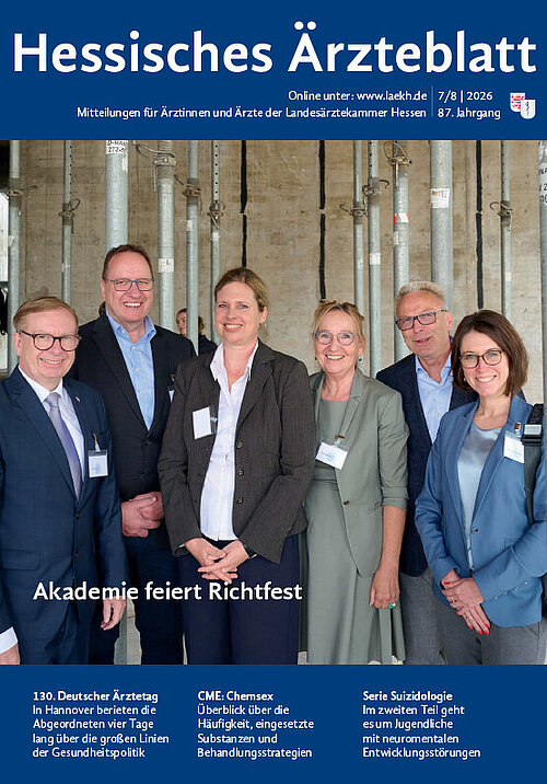 Titelbild der Häbl-Ausgabe von 07 und 08/2026. Das Coverbild zeigt wichtige Leute beim Richtfest der Akademie für ärztliche Fort- und Weiterbildung in Bad Nauheim.