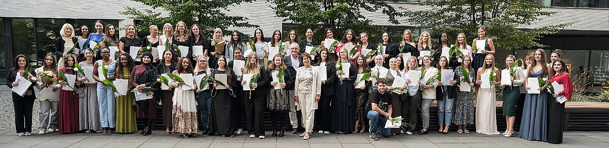 mfa_absolventenfeiern_gruppe_ffm.jpg