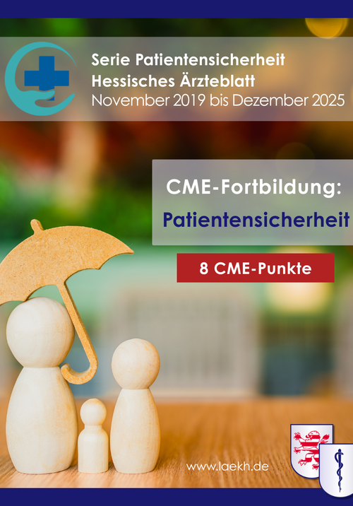 Bild, das drei Holzfiguren zeigt, die unter einem Holzschirm stehen und das auf die CME-Fortbildung zum Thema Patientensicherheit der Landesärztekammer Hessen hinweist