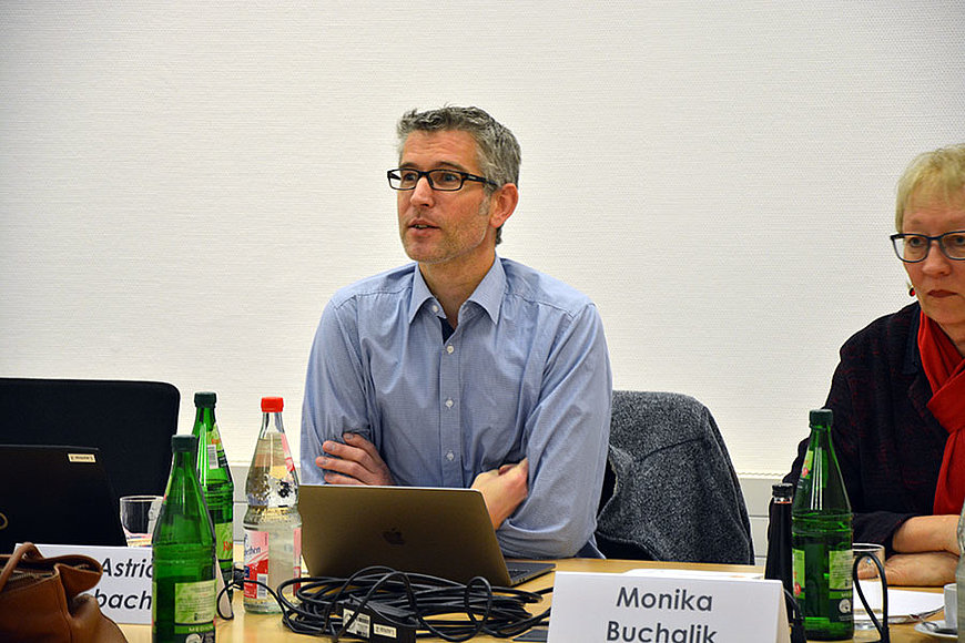 Dr. med. Lars Bodammer, Präsidiumsmitglied der Landesärztekammer Hessen, referiert über die Frage "Was kann die Kammer für Sie tun?" in Bezug auf Arbeitsbedingungen und Work-Life-Balance 