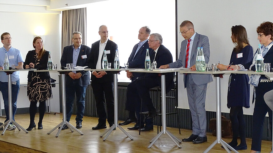 PM_2023_05_26_Heilen_helfen_Podium.jpg