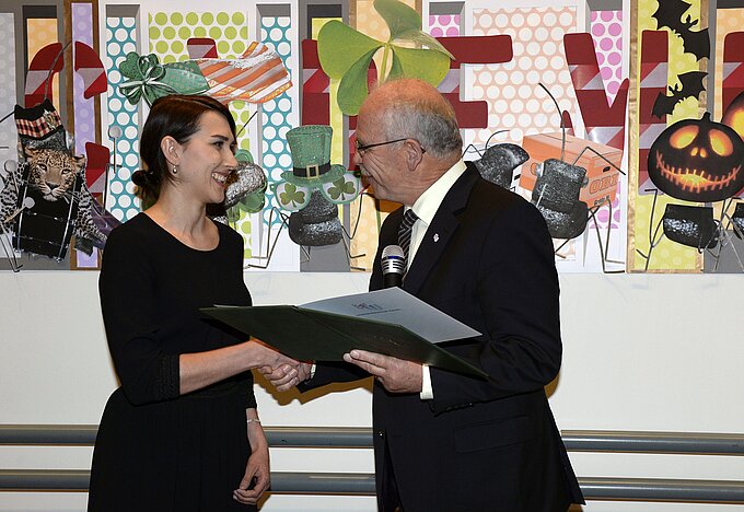 Foto von der Vergabe des Promotionspreises: Dr. med. Christiane Peiker und Dr. med. Gottfried von Knoblauch zu Hatzbach