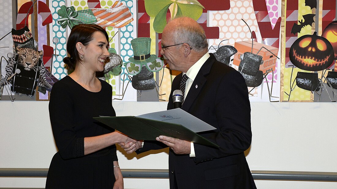 Foto von der Vergabe des Promotionspreises: Dr. med. Christiane Peiker und Dr. med. Gottfried von Knoblauch zu Hatzbach