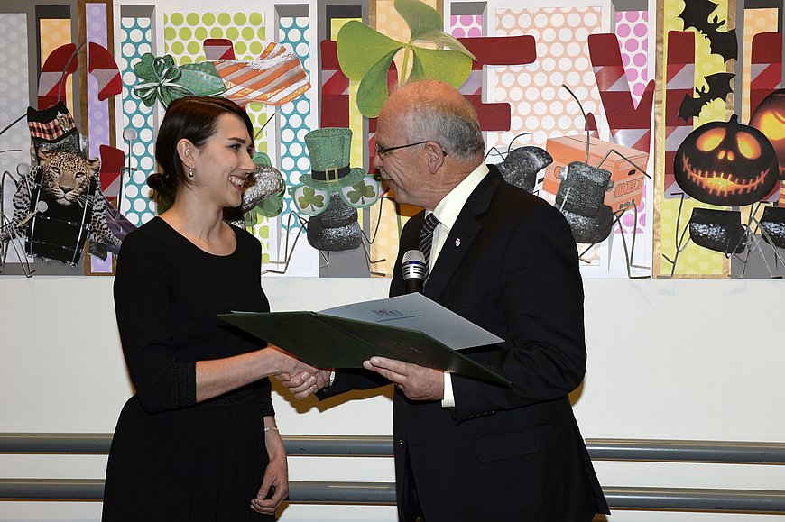 Foto von der Vergabe des Promotionspreises: Dr. med. Christiane Peiker und Dr. med. Gottfried von Knoblauch zu Hatzbach