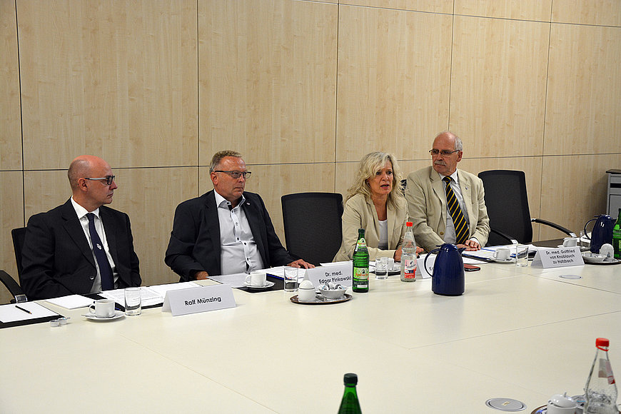Foto vom Podium: Ralf Münzing, Dr. med. Edgar Pinkowski, Katja Möhrle, Dr. med. Gottfried von Knoblauch zu Hatzbach