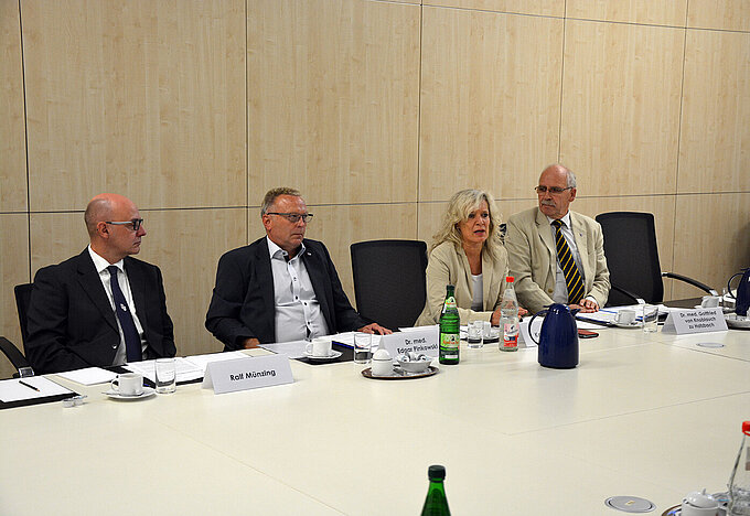 Foto vom Podium: Ralf Münzing,  Dr. med. Edgar Pinkowski, Katja Möhrle, Dr. med. Gottfried von Knoblauch zu Hatzbach