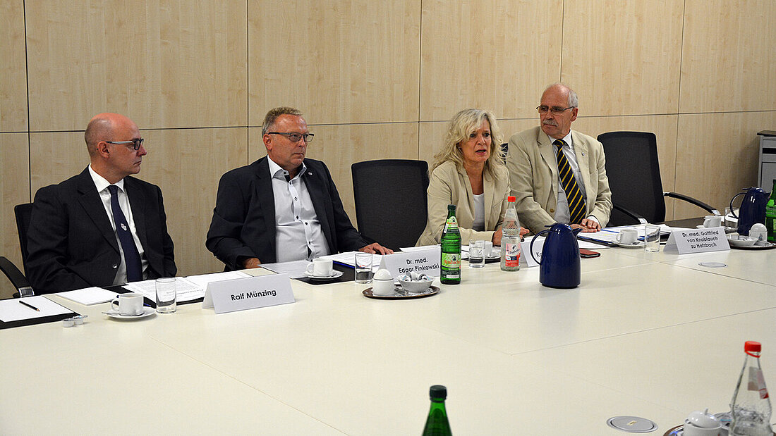 Foto vom Podium: Ralf Münzing,  Dr. med. Edgar Pinkowski, Katja Möhrle, Dr. med. Gottfried von Knoblauch zu Hatzbach