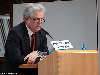 Foto von Prof. Dr. Leo Latasch, Mitglied des Zentralrats der Juden in Deutschland und Vorstandsmitglied der Jüdischen Gemeinde in Frankfurt bei der Eröffnung der Ausstellung "Fegt alle hinweg"
