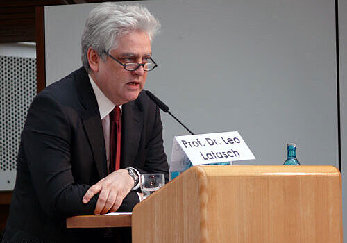 Foto von Prof. Dr. Leo Latasch, Mitglied des Zentralrats der Juden in Deutschland und Vorstandsmitglied der Jüdischen Gemeinde in Frankfurt bei der Eröffnung der Ausstellung "Fegt alle hinweg"