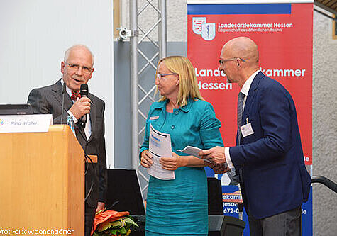 Foto von Dr. med Gottfried von Knoblauch zu Hatzbach, Präsident der Landesärztekammer Hessen, Nina Walter, Leiterin der Stabsstelle Qualitätssicherung der Landesärztekammer Hessen, Moderator Wolfgang van den Bergh, Chefredakteur der Ärzte Zeitung