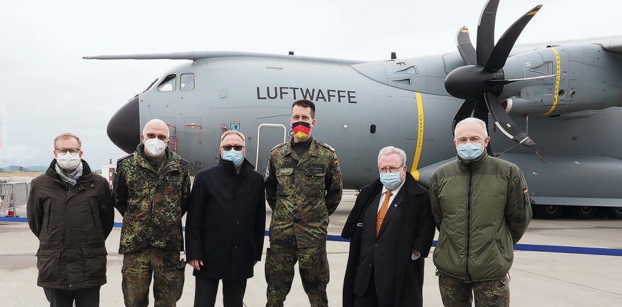Vor dem Airbus A400M: Der Präsident der Landesärztekammer Dr. med. Edgar Pinkowski (3.v.l.),
Justitiar Manuel Maier (l.), Ärztlicher Geschäftsführer Dr. med. Alexander Marković (2.v.r.) sowie
Oberstarzt Dr. med. Ulrich Jürgens (2.v.l.), Oberstleutn airbus_1_aaaa_p1293251_2.jpg
