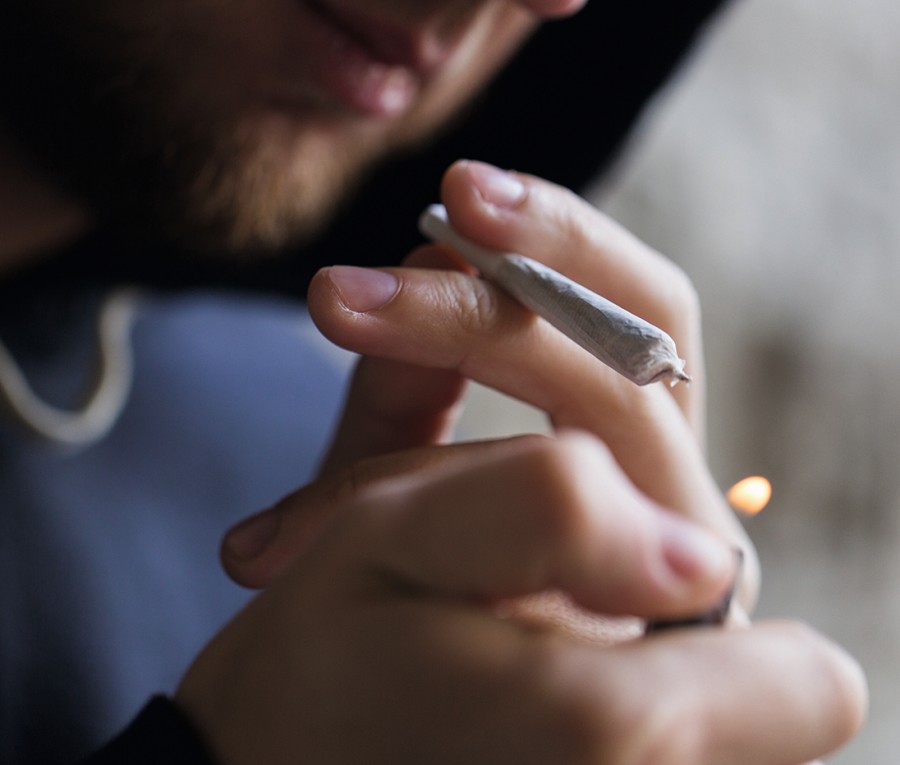 cannabis_rauchen_115882569_f_syda_productions.jpg