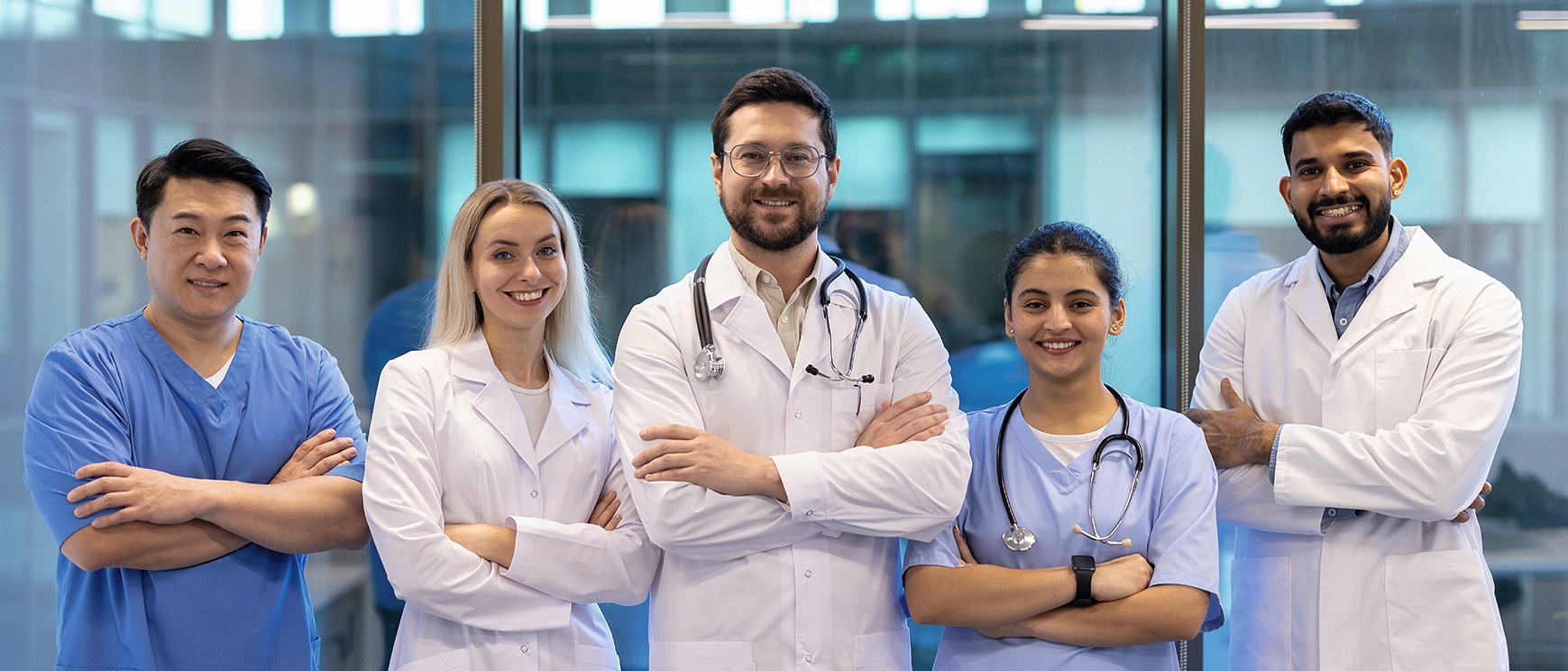 In Kliniken und Praxen arbeiten heute viele Ärztinnen und Ärzte, die selbst zugewandert sind oder eine familiäre Einwanderungsgeschichte haben.