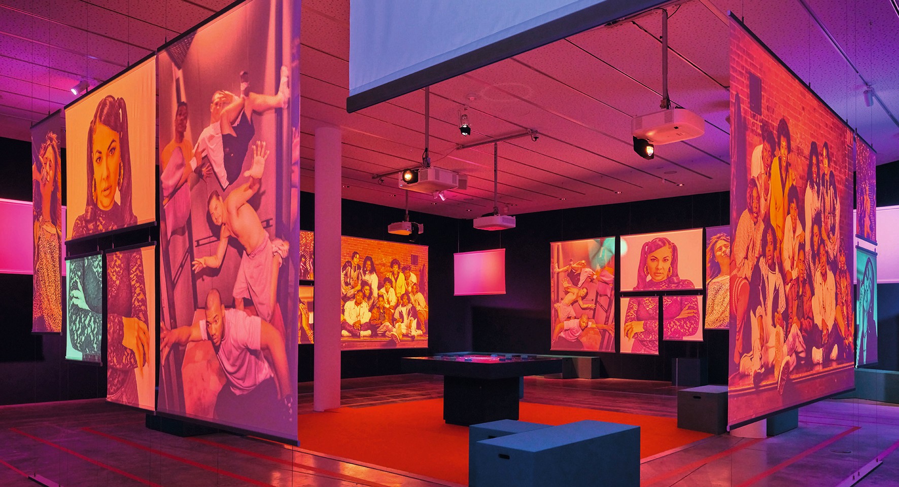 Der dritte Raum „MIX“ verdichtet den Ausstellungsparcours zu einem multimedialen Erlebnis.