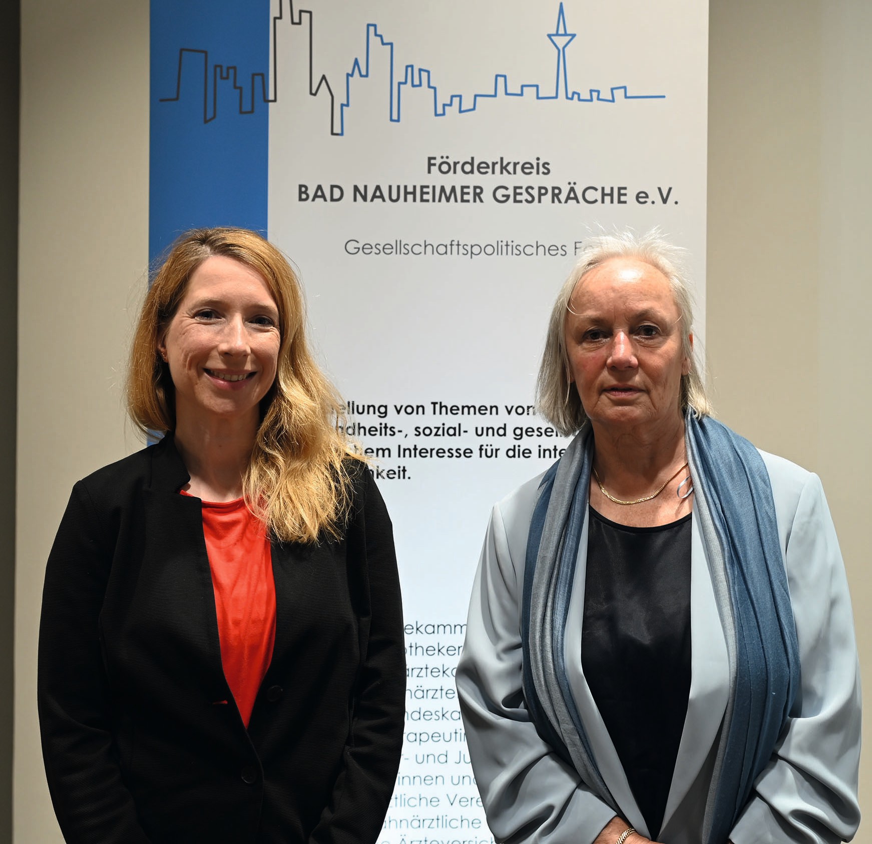PD Dr. med. Dipl. Psych. Kerstin Paschke vom Deutschen Zentrum für Suchtfragen und Prof. Dr. med. Ursel Heudorf (r.), Moderatorin und 1. Geschäftsführendes Vorstandsmitglied des Förderkreises Bad Nauheimer Gespräche e. V.
