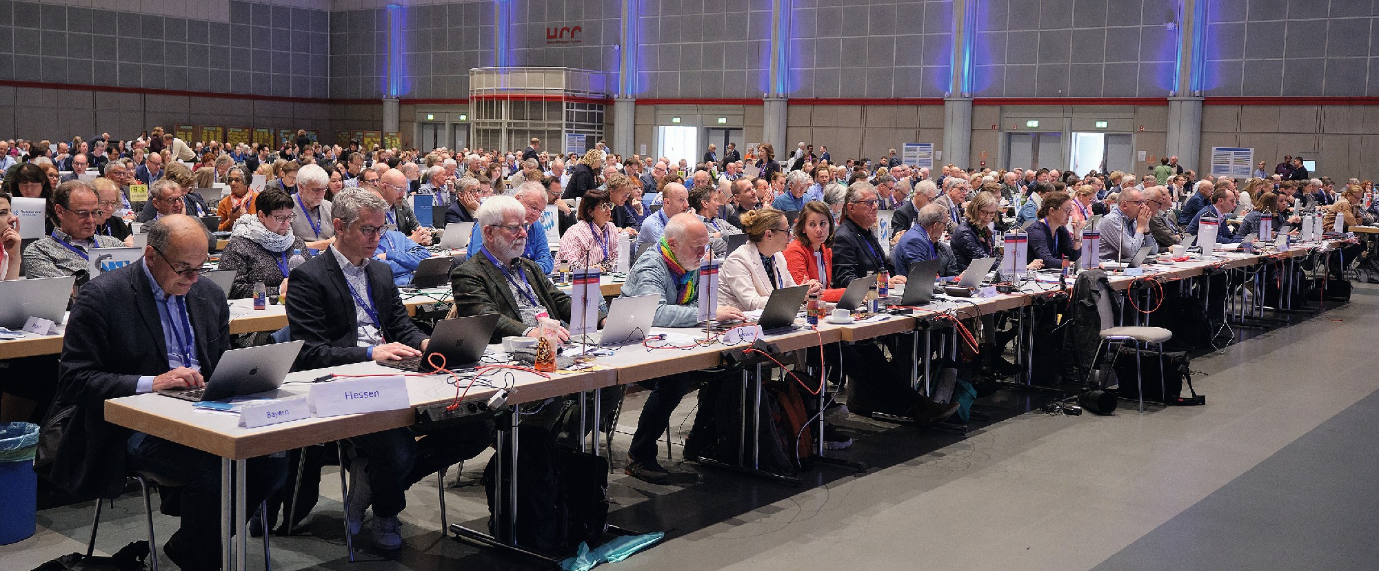 Hessische Delegierte auf dem DÄT 2026 in Hannover. Blick in den Saal.