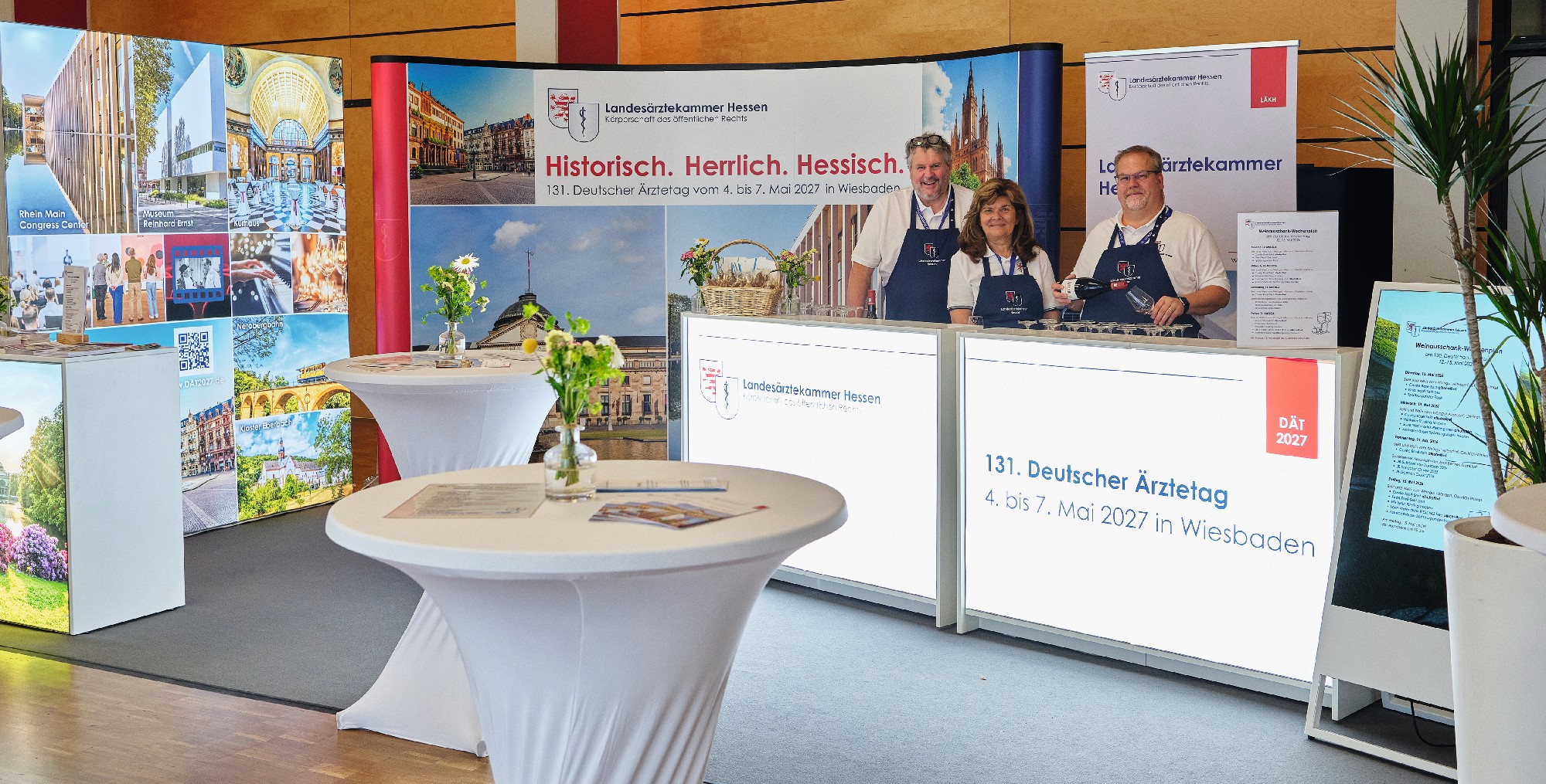 Der Messestand komplett aufgebaut mit dem Serviceteam Olaf und Ina Bender sowie Peter Rudhardt.