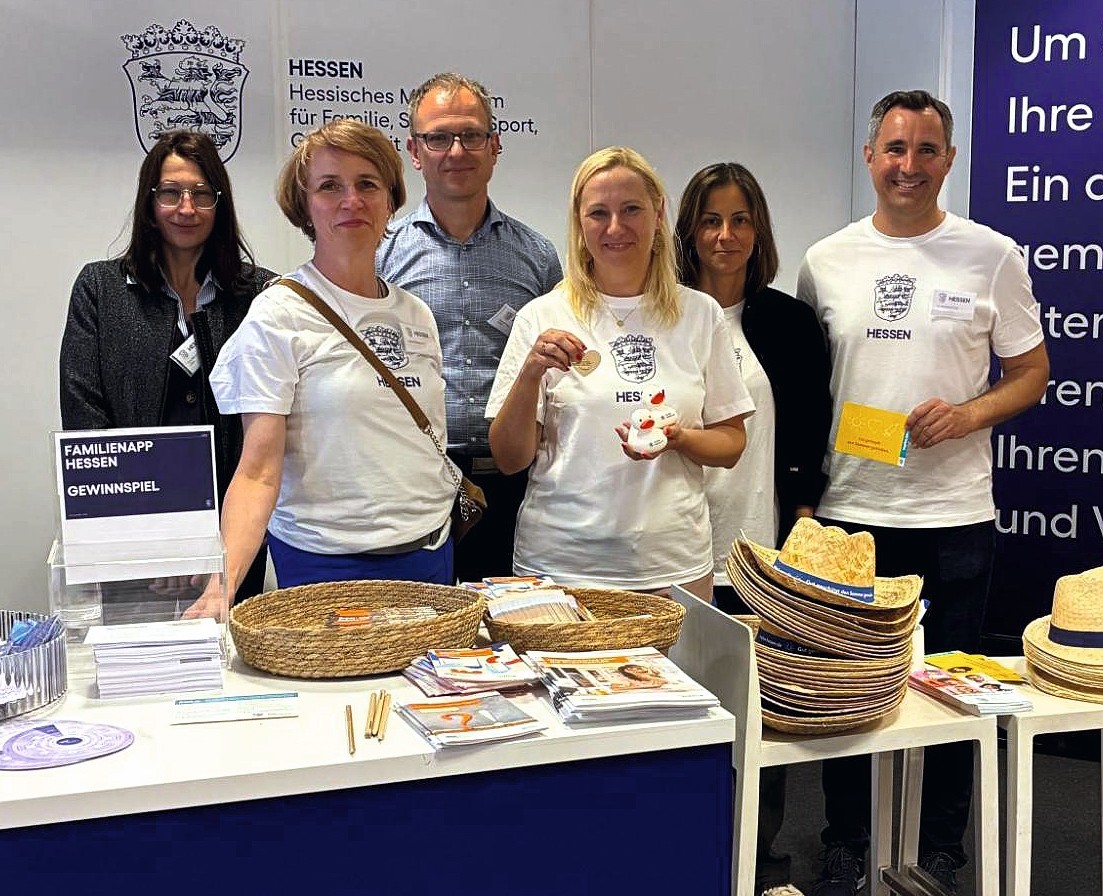Mitarbeitende aus dem HMFG und Krebsregister gemeinsam mit Diana Stolz am Stand des HMFG.