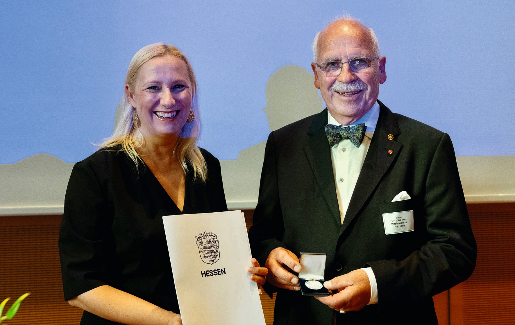 Gesundheitsministerin Diana Stolz verleiht die Bernhard-Christoph-Faust-Medaille an Dr. med. Gottfried von Knoblauch zu Hatzbach, Ehrenpräsident der Landesärztekammer Hessen.