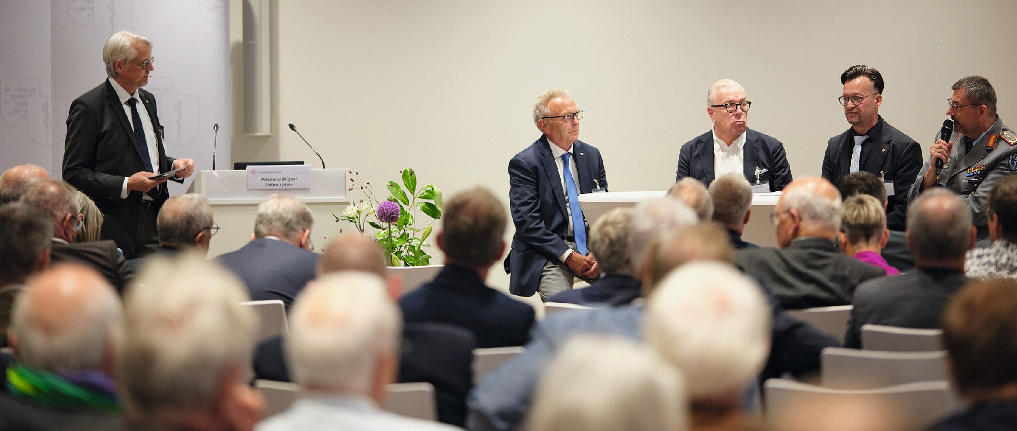 Nach jedem Abschnitt des Symposiums kamen die Referenten mit LÄKH-Präsident (2. von links) zusammen: Hier Generalstabsarzt Dr. med. Johannes Backus (von rechts), Stefan Sydow, Dr. med. Klaus Reinhardt und Dr. med. Christian Schwark. Dabei wurden auch di