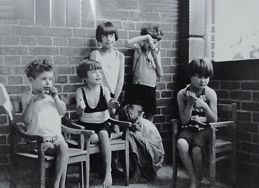 Foto aus dem Ausstellungsplakat zur Wanderausstellung "Im Gedenken der Kinder"