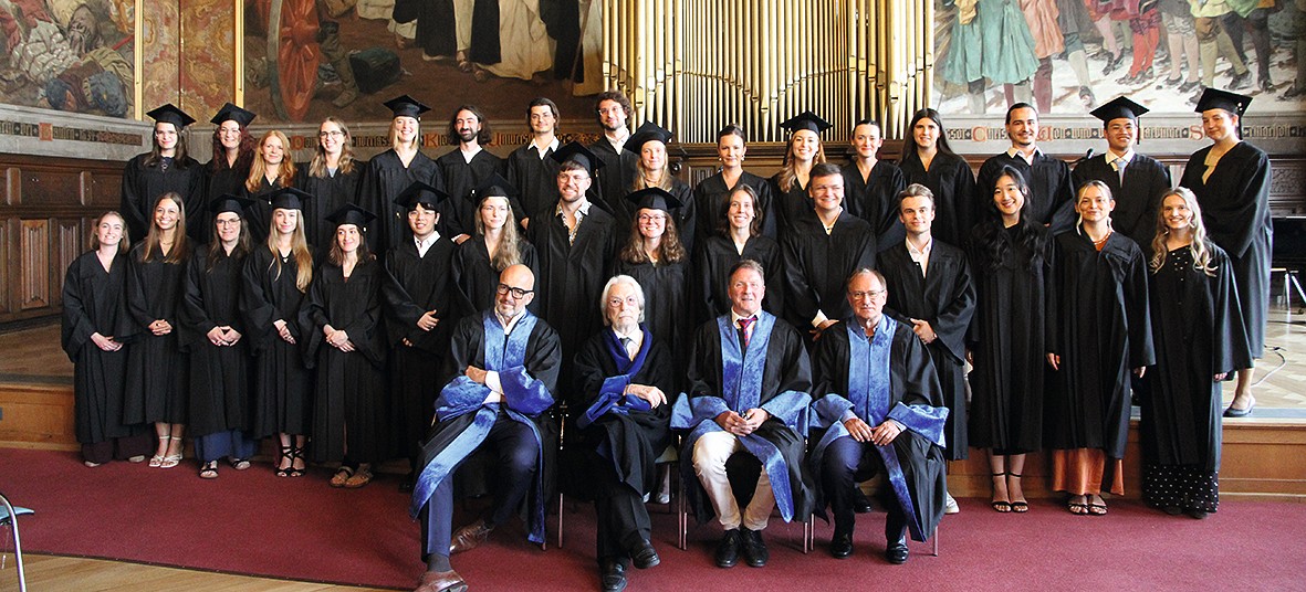 med_examensfeier_mr_gruppenfoto_1.jpg med_examensfeier_mr_gruppenfoto_1.jpg