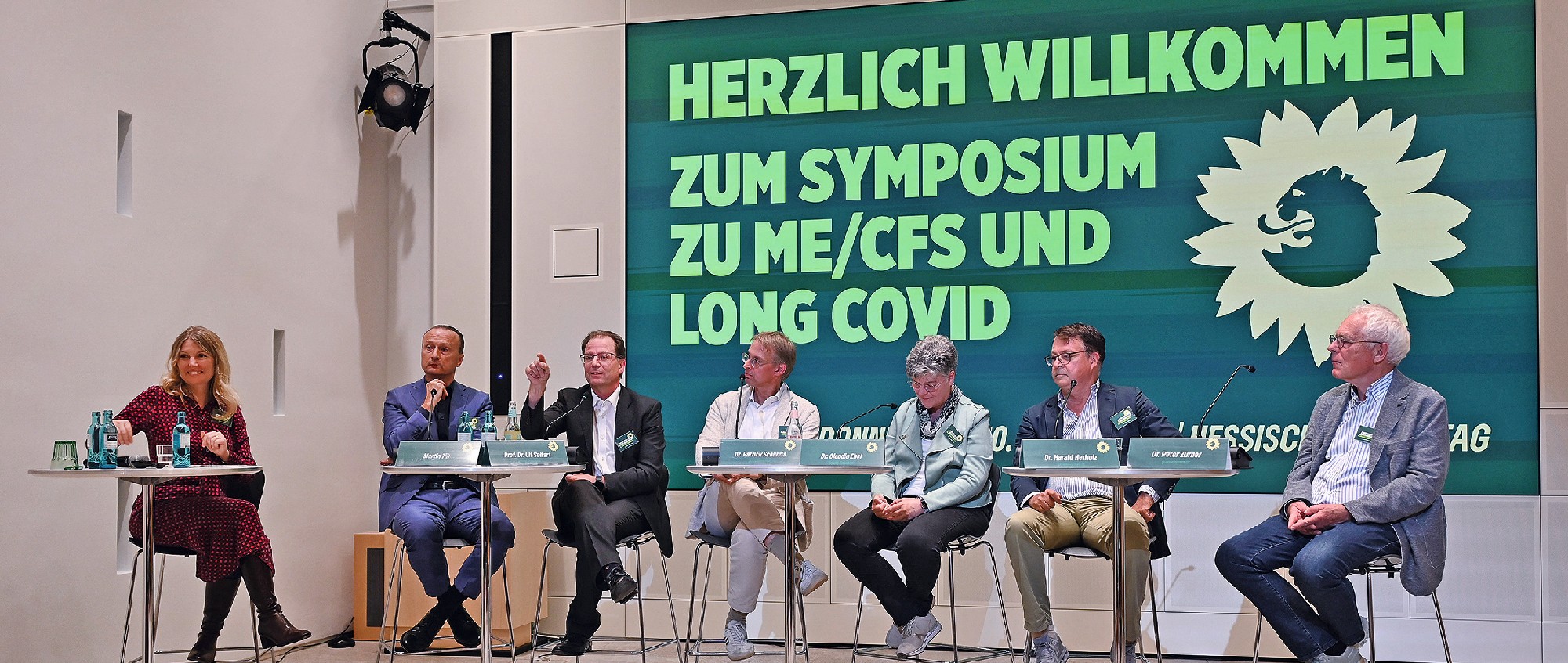 Gruppenfoto von der Podiumsdiskussion.
