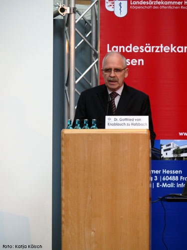Foto von der Begrüßung durch Dr. med. Gottfried von Knoblauch zu Hatzbach, Präsident der LÄKH 
