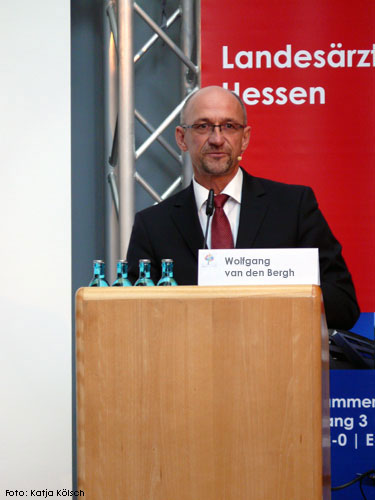 Foto von Moderator Wolfgang van den Bergh, Chefredakteur der Ärztezeitung