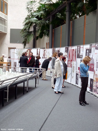 Foto von der Ausstellung "Fegt alle hinweg" mit Besuchern