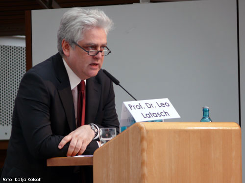 Foto von Prof. Dr. Leo Latasch, Mitglied des Zentralrats der Juden in Deutschland und Vorstandsmitglied der Jüdischen Gemeinde in Frankfurt bei der Eröffnung der Ausstellung "Fegt alle hinweg"