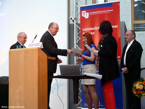 Foto von der Urkundenübergabe bei der MFA-Bestenehrung