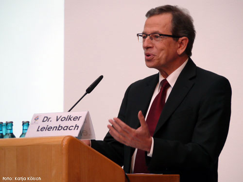 Foto von Dr. Volker Leienbach, geschäftsführendes Vorstandsmitglied des PKV-Verbands, bei seinem Vortrag "Perspektiven der PKV vor und nach der Bundestagswahl"