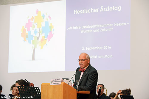 Foto von Dr. med. Gottfried von Knoblauch zu Hatzbach, Präsident der Landesärztekammer Hessen, bei seiner Begrüßungsrede