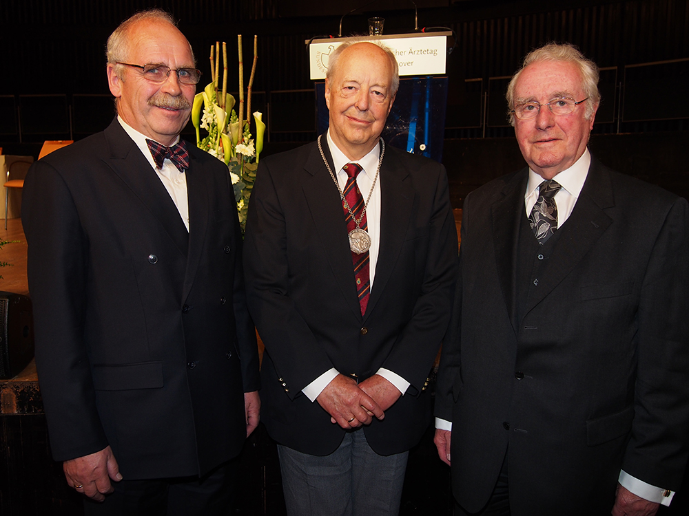 v.l.n.r.: Dr. med. Gottfried von Knoblauch zu Hatzbach, Präsident der Landesärztekammer Hessen, Prof. Dr. med. Hans-Joachim Woitowitz, Prof. Dr. med. Dr. h. c. Karsten Vilmar, Ehrenpräsident der Bundesärztekammer und des Deutschen Ärztetages