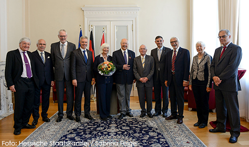 Gruppenfoto von der Verleihung des Bundesverdienstkreuzes