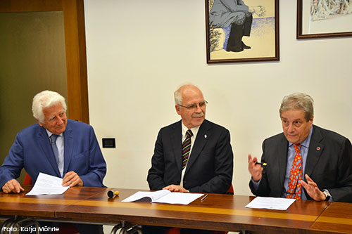 Foto von der Unterzeichnung der Vereinbarung