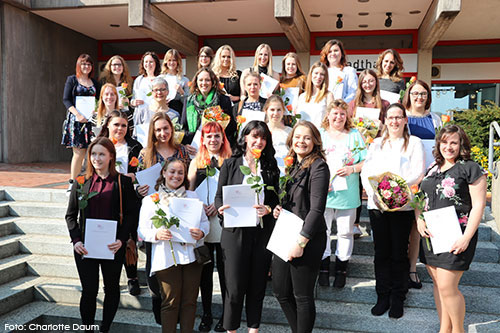 Gruppenfoto von den Absolventinnen der Bezirksärztekammer Kassel