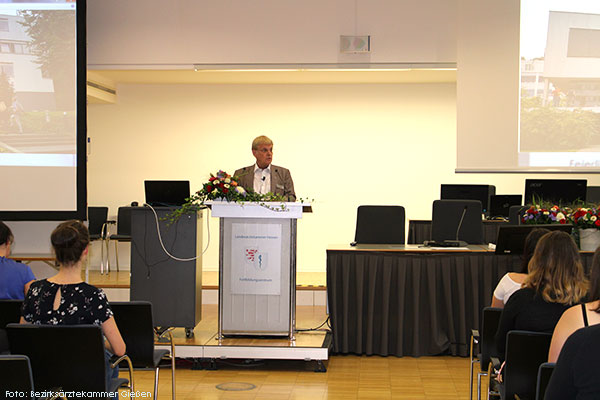 Foto von Dr. med. Hans-Martin Hübner bei seiner Ansprache
