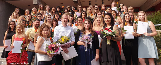 Gruppenfoto von den Absolventinen und Absolventen der Bezirksärztekammer Kassel