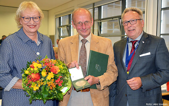 Foto von Monika Buchalik, Vizepräsidentin der Landesärztekammer Hessen (LÄKH); Dr. med. Harald Wirth; Dr. med. Edgar Pinkowski, Präsident der LÄKH